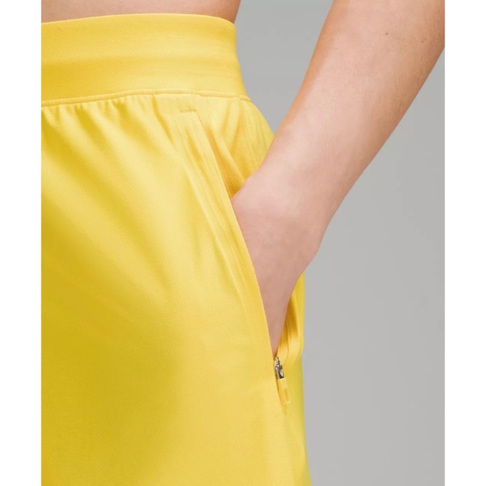 Lululemon License to Train Linerless Shorts 7” Yellow Sz Medium - Picture 3 of 10